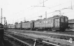 161034 Afbeelding van een electrische driewagentrein bestaande uit rijtuigen mat. 1924 ( Blokkendozen ) van de N.S. als ...